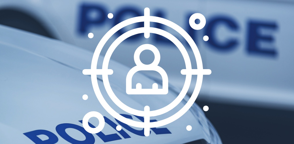 Des voitures blanches avec l'inscription Police. À l'avant plan, une cible au centre de la quelle se trouve l'illustration d'une silhouette de personne.