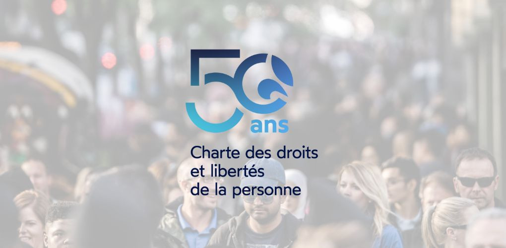 Foule de personnes et logo du 50e anniversaire de la Charte.