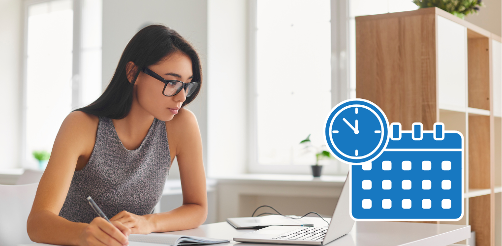 Une femme qui étudie.