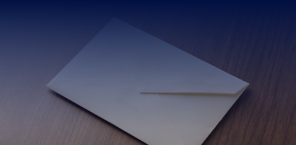 Enveloppe posée sur une table.