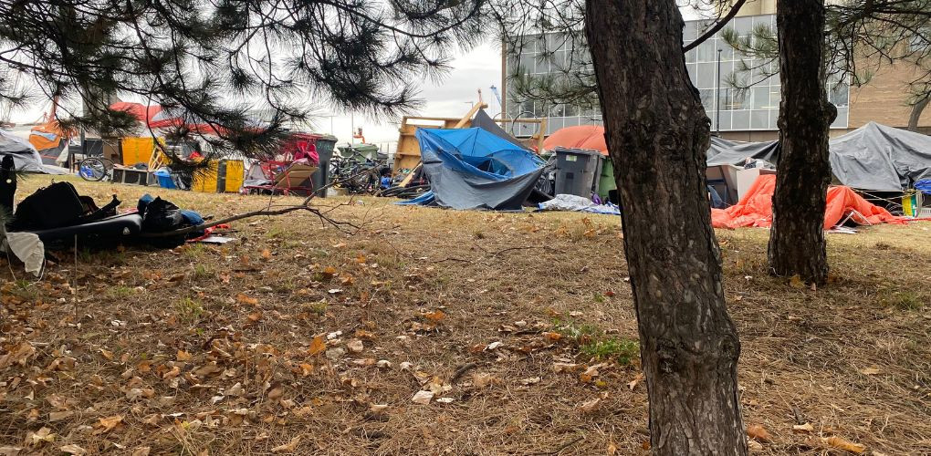 Abris au campement de la rue Notre-Dame.