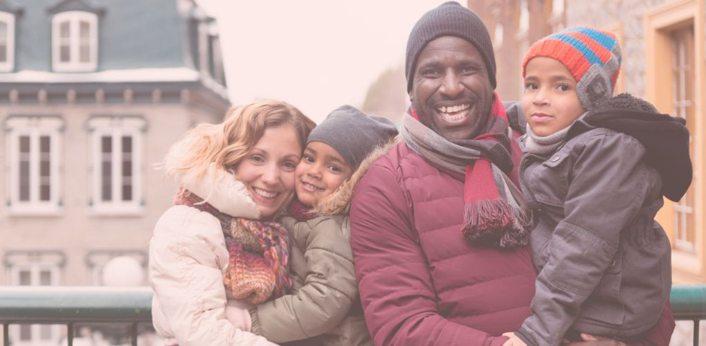 Famille avec un père et une mère de différentes origines et deux enfants à Québec.
