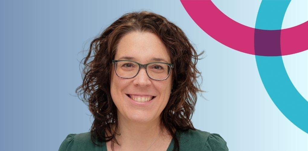 Photo de Andréanne Malacket avec l'identité visuelle de la Commission des droits en arrière-plan.