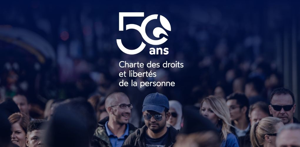 Foule derrière le logo du 50e de la Charte.