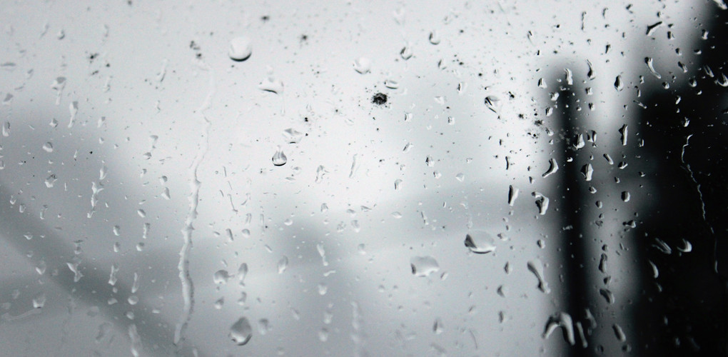 Photo d'une fenêtre recouverte de pluie par Anna Nesterova trouvée sur Unsplash.