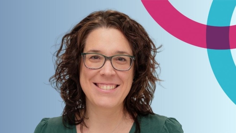 Photo de Andréanne Malacket avec l'identité visuelle de la Commission des droits en arrière-plan.