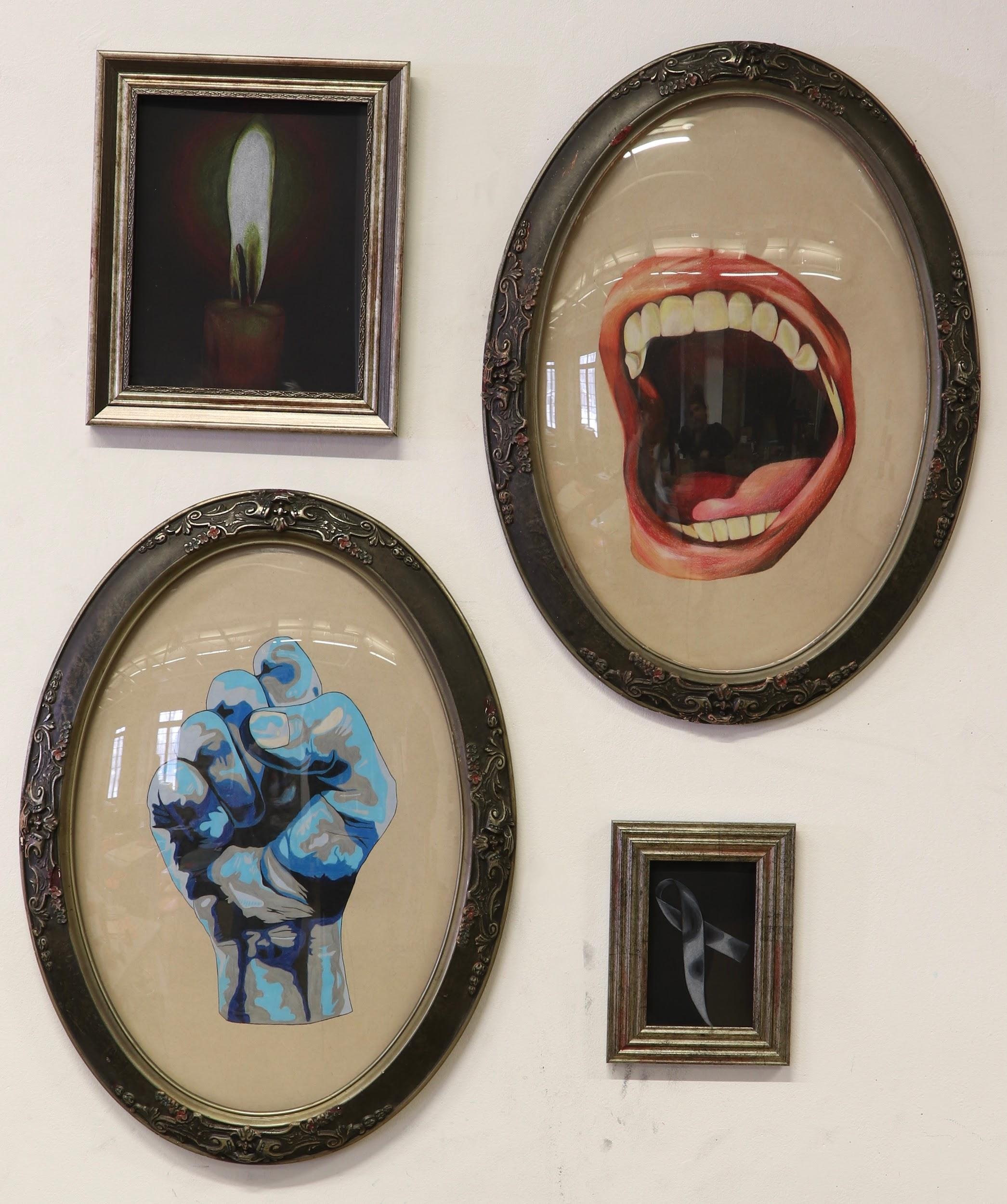 Photo de l'oeuvre de Flavie Matte, quatre cadres arrondis  accrochés côte à côte au mur: l'un avec un poing, l'un un ruban blanc, l'autre une bouche ouverte et le dernier une bougie. 