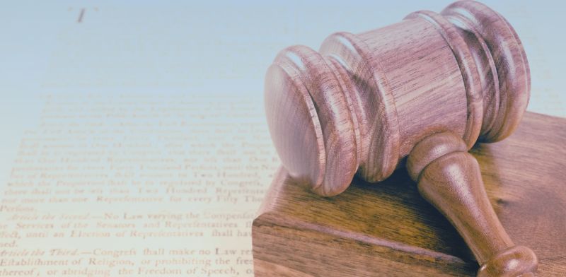 Un maillet posé sur la Charte.