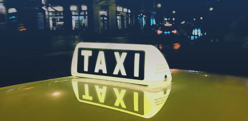 Le capot d'une voiture de taxi.
